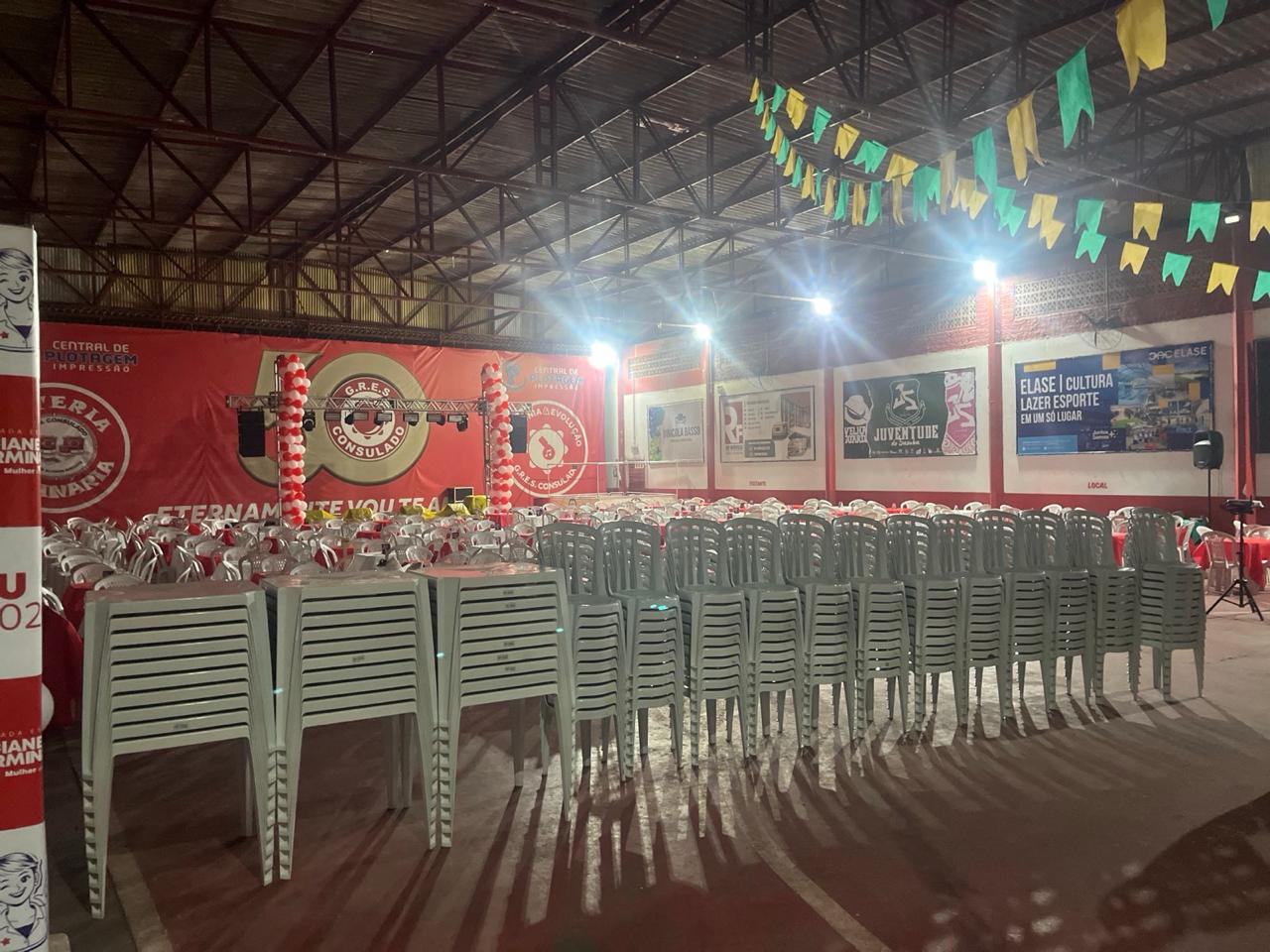 Mesas e cadeiras preparadas para um evento de grande porte