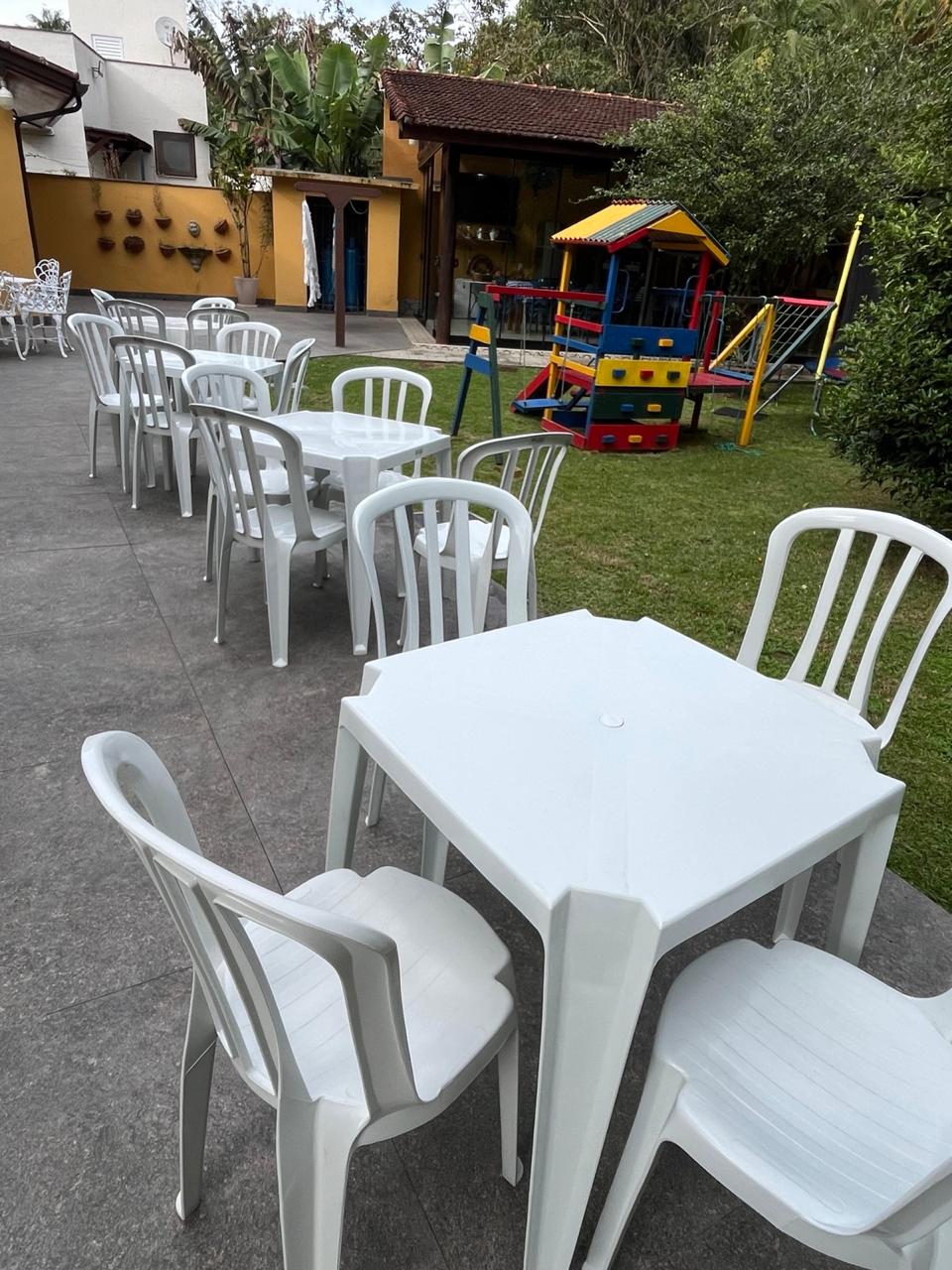 Mesas e cadeiras montadas em evento ao ar livre
