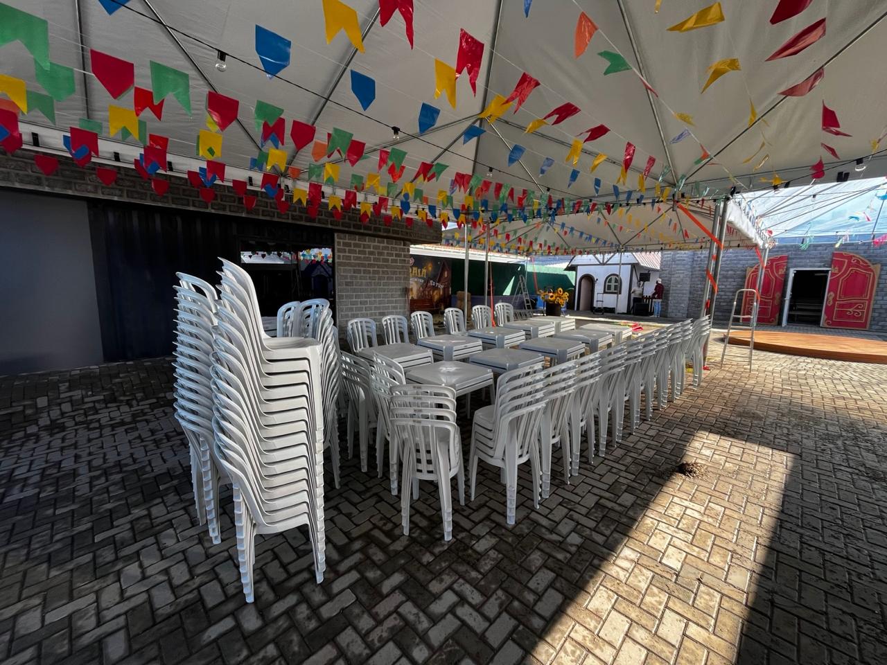 Estrutura de mesas e cadeiras para evento coberto
